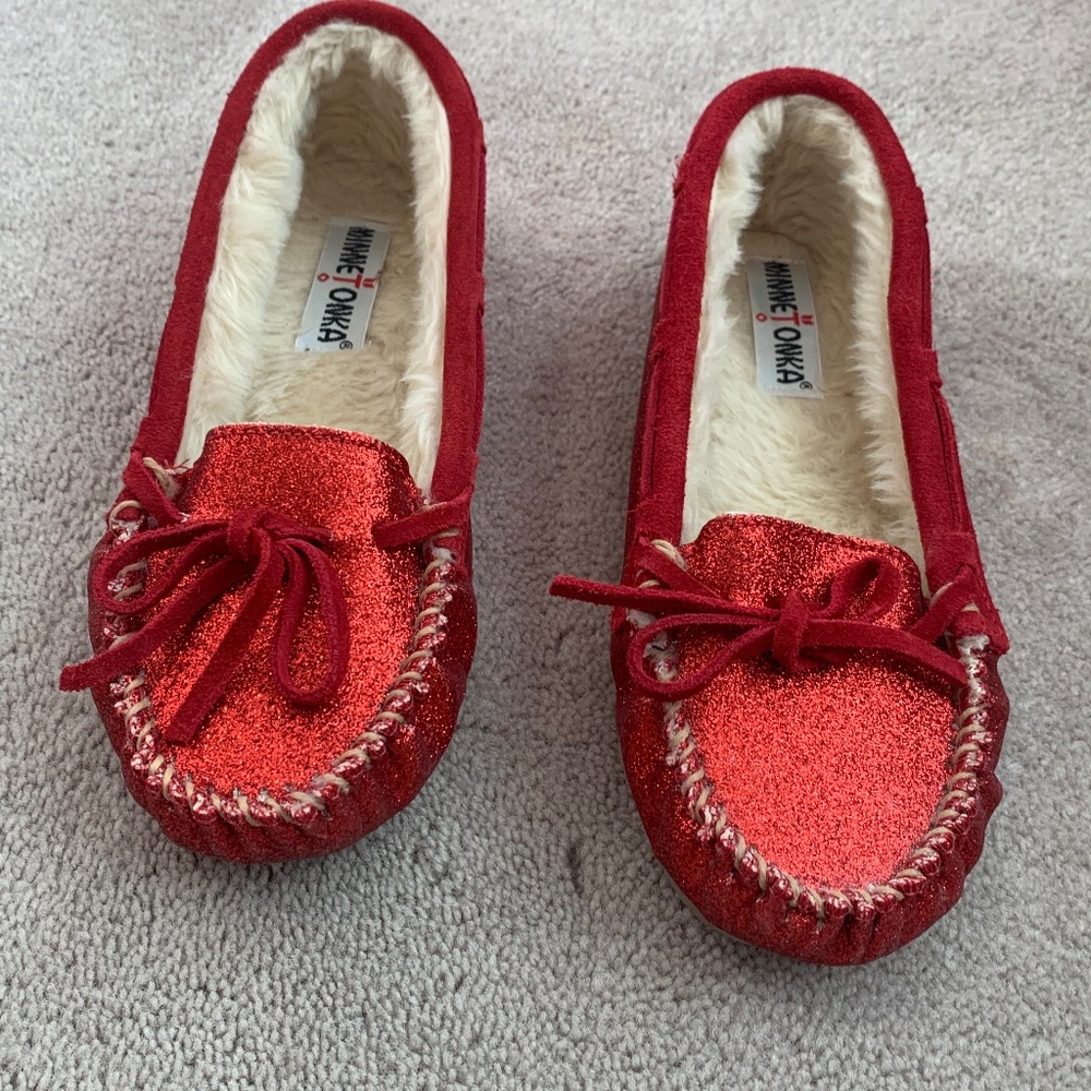 Minnetonka Ruby Red Sparkly Shimmery Slippers with Sherpa Fuzzy Inside